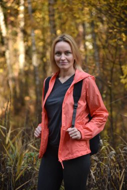 Doğada yürüyen bir kadın güzel bir ormanda