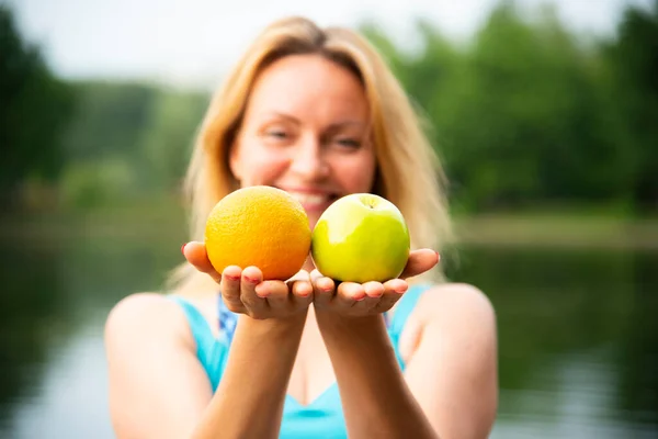 Piękna Dziewczyna Pomarańczą Jabłkiem Rękach Przyrodzie Lecie — Zdjęcie stockowe
