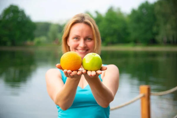 Piękna Dziewczyna Pomarańczą Jabłkiem Rękach Przyrodzie Lecie — Zdjęcie stockowe