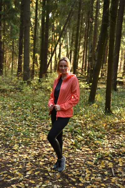 Mulher Bonita Andando Outono Floresta — Fotografia de Stock