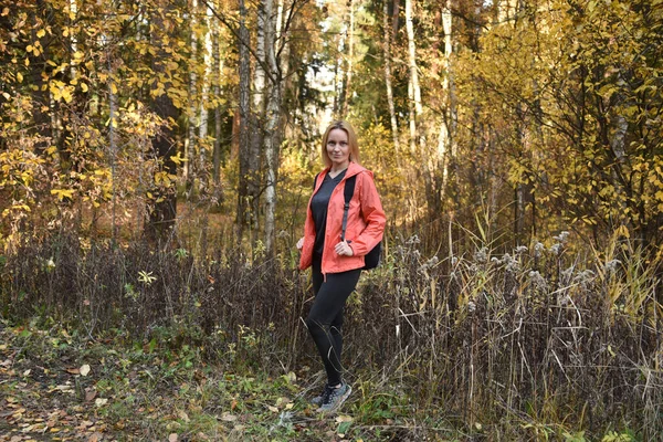 Doğada yürüyen bir kadın güzel bir ormanda