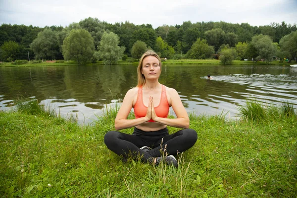 Sporty Blonde Park River Meditates Yoga Pose — Stock Photo, Image