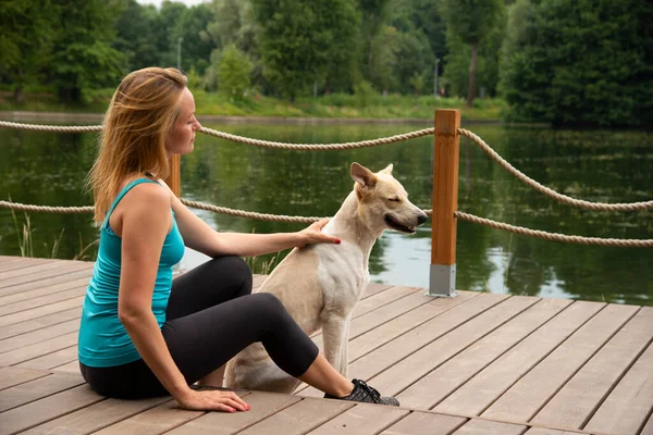 Rubia Muelle Con Perro Ropa Deportiva Día Verano Imagen De Stock