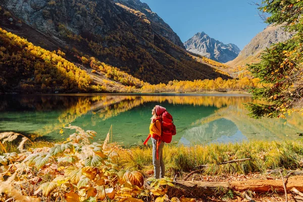 Wędrowiec Podróżnik Kobieta Prawie Kryształowe Jezioro Jesiennych Górach — Zdjęcie stockowe