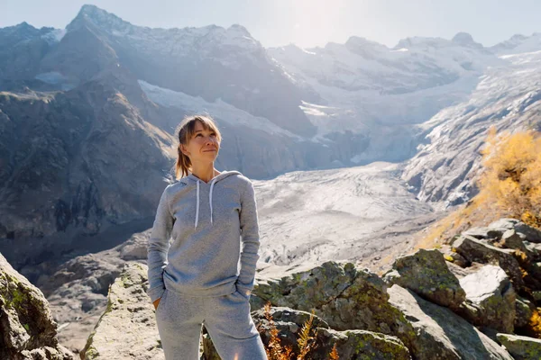 Caminante Sonriente Mujer Las Montañas Montaña Con Glaciar Viajero —  Fotos de Stock