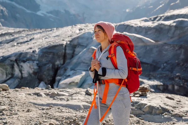 Retrato Mujer Excursionista Con Mochila Glaciar Hielo —  Fotos de Stock