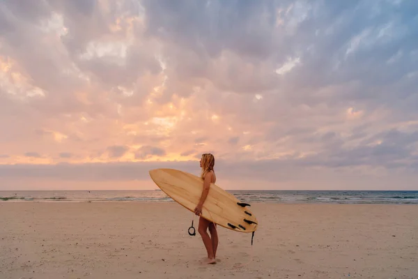 Allein Surfende Frau Strand Mit Warmen Sonnenuntergangstönen Attraktives Surfgirl Mit — Stockfoto