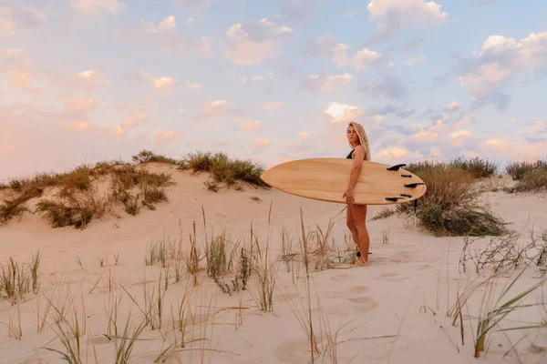 Surfermädchen Mit Surfbrett Sandstrand Und Warmen Farben Des Sonnenuntergangs Attraktive — Stockfoto