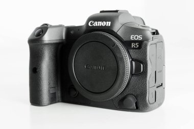 20 Ağustos 2021. Anapa, Rusya. Beyaz arkaplanda aynasız kamera Canon R5