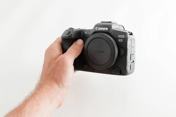 2021年8月20日 ロシアのアナパ ミラーレスカメラCanon R5は白い背景に手をつないで — ストック写真