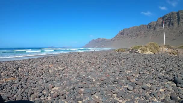 Czas Upływa Plaży Famara Błękitnym Oceanem Falami Surfingowymi Lanzarote — Wideo stockowe