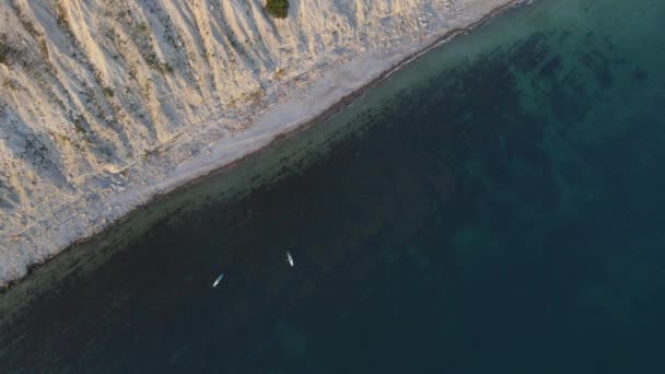旅客们站在海面上的木板上 红色桨上的人在透明的海里泡着水 空中景观 — 图库视频影像