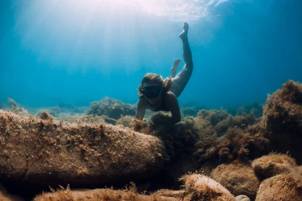 Freediver Chica Explorar Fondo Del Mar Con Algas Marinas Buceo — Foto de Stock