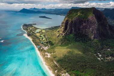 Le Morne Dağı 'nın panoramik manzarası, Mauritius' un okyanus ve plajı. Hava görünümü