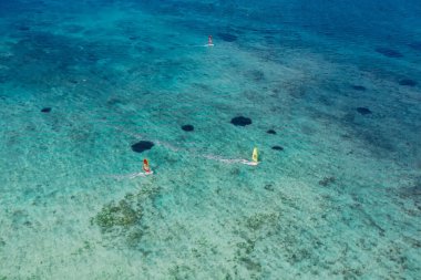 Mauritius Cenneti 'ndeki tropik okyanusta rüzgar sörfçüleri. Hava görünümü.