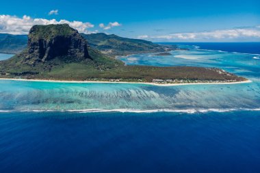 Mauritius 'ta Le Morne Dağı, okyanus ve göl manzaralı. Hava görünümü