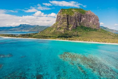 Le Morne dağlı tropikal ada, Mauritius 'ta turkuaz okyanus ve plaj. Hava görünümü