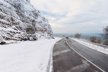 Kar ağaçlarıyla kış zamanı, arka planda otomobilli yol ve deniz. Kış manzarası 