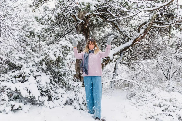 Boldog Fiatal Áll Havas Fák Között Téli Erdőben Élvezi Havat — Stock Fotó