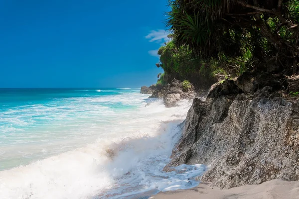 Tropisk Strand Med Vit Sand Och Blå Hav Med Vågor — Stockfoto