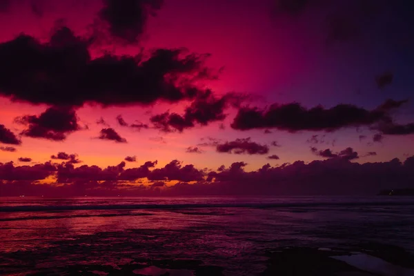 Colorido Atardecer Brillante Amanecer Con Nubes Playa Tropical Bali — Foto de Stock