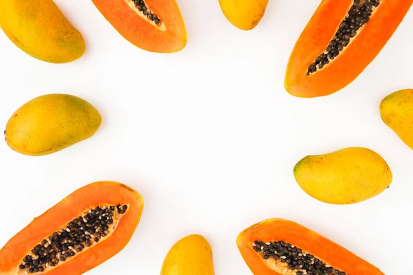 Tropenfutterrahmen Aus Papaya Mangofrüchten Auf Weißem Hintergrund Flach Lag Ansicht — Stockfoto