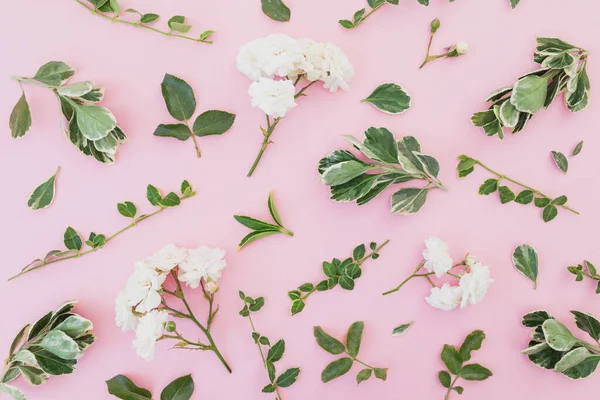 Цветочный Узор Цветов Роз Листьями Розовом Фоне Плоский Вид Сверху — стоковое фото