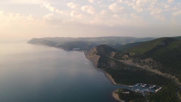 有宁静大海的海岸线 有树木的山 有落日的悬崖的空中景观 — 图库视频影像