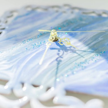 Reçine sanatından yapılmış duvar saati. Epoksi iç mekan sanatı