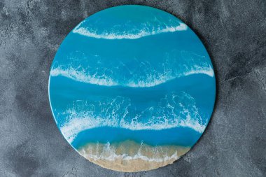 Mavi deniz dalgaları ve gri arka planda plaj ile reçine resim. Epoksi sanat