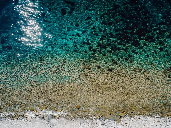 Αεροφωτογραφία Της Ακτογραμμής Ήσυχη Διάφανη Θάλασσα Καλοκαιρινή Μέρα Στη Θάλασσα — Φωτογραφία Αρχείου