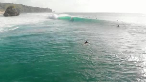 Srpna2021 Bali Indonésie Surfař Vymazat Hlavni Vlny Oceánu Surfování Velkých — Stock video
