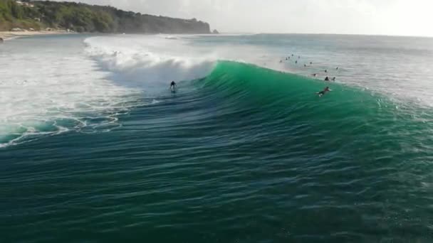 2021年8月31日 印度尼西亚巴厘 冲浪在桶中海浪 在帕当帕当大浪中冲浪 — 图库视频影像