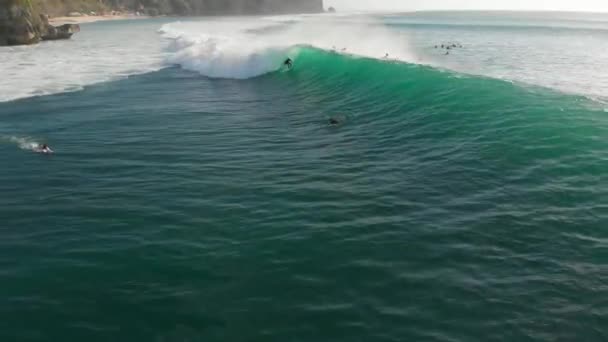 Ağustos 2021 Bali Endonezya Fıçı Okyanus Dalgasında Sörfçü Padang Padang — Stok video