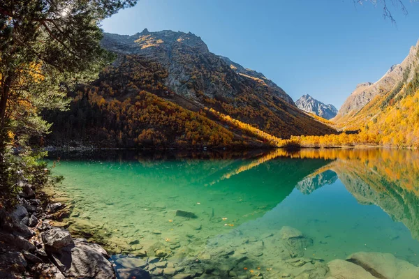 Horské Jezero Průzračnou Vodou Podzimními Stromy — Stock fotografie
