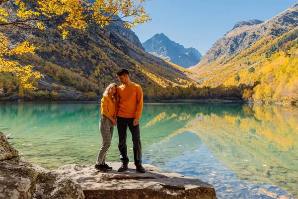 Pareja Viajera Crystal Lake Las Montañas Otoñales Lago Montaña Par —  Fotos de Stock