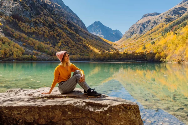 Mujer Posando Lago Cristal Las Montañas Otoñales Lago Montaña Viajero — Foto de Stock