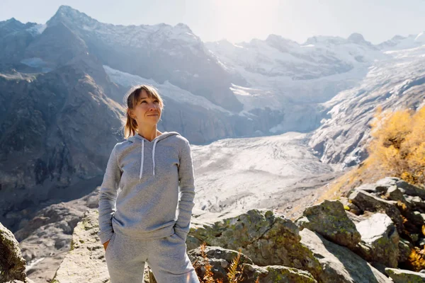 Mujer Sonriente Las Montañas Montaña Con Glaciar Viajero —  Fotos de Stock