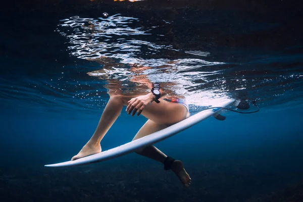 Surfer Woman Surfboard Underwater Tropical Ocean — Stock Photo, Image