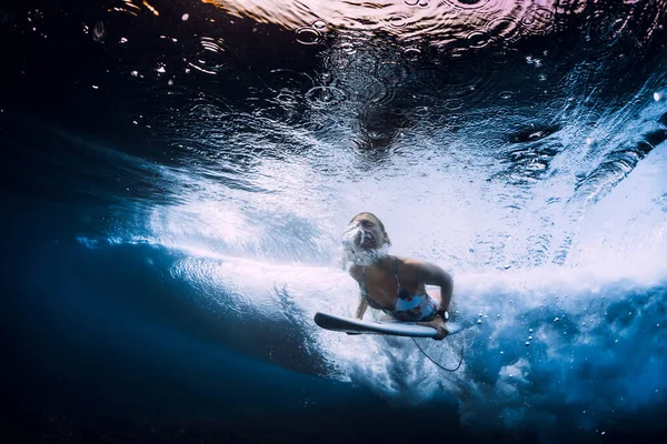 Surfermädchen Mit Surfbrett Taucht Unter Wasser Mit Unterwasser Welle — Stockfoto