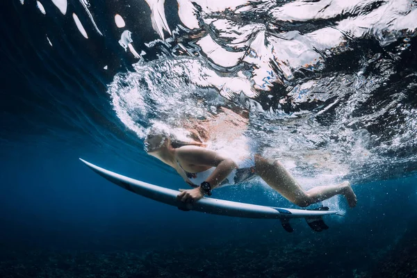 Surfer Woman Surfboard Dive Underwater Ocean Wave — Stock Photo, Image