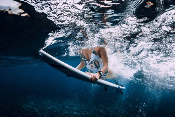 Surfer Vrouw Met Surfplank Duik Onderwater Met Ocean Wave — Stockfoto