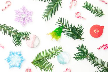 Noel çerçevesi oyuncaklar, baston şekerler ve bembeyaz ağaç dalları. Düz yatıyordu