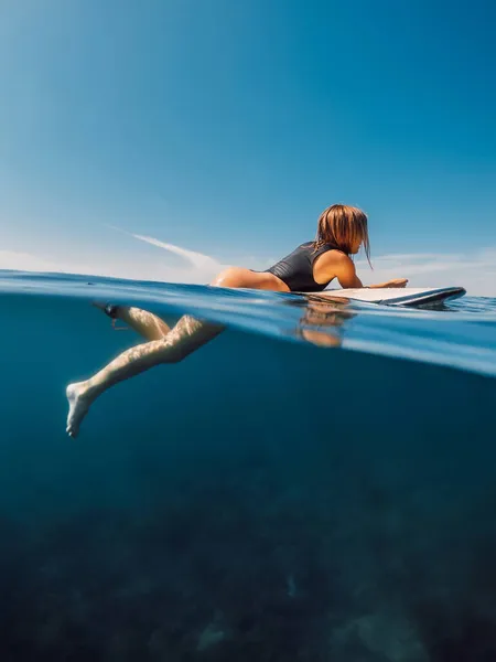 Καλοκαιρινή Μέρα Surfer Κορίτσι Και Ιστιοσανίδα Στον Τροπικό Ωκεανό — Φωτογραφία Αρχείου