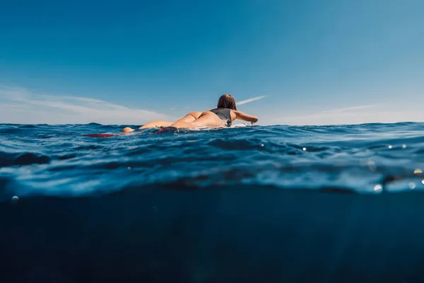 Surfmädchen Rudern Auf Dem Surfbrett Surferin Meer Und Bei Sonnigem — Stockfoto