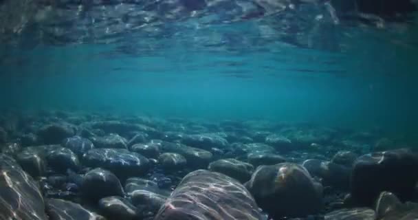 Onderwater Oceaan Met Stenen Bodem Reflectie Blauw Water — Stockvideo