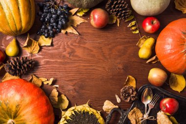 Ahşap arka planda meyve ve sebzeli Şükran Günü kompozisyonu. Düz yatış, üst görünüm