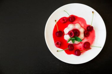 Yaz meyveli hindistan cevizi jölesi. Tatlı kirazlı panna cotta. Düz yatıyordu