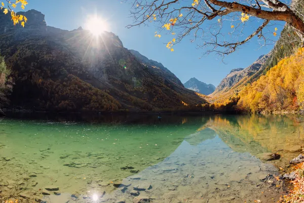 Horské Jezero Průzračnou Vodou Barevnými Podzimními Stromy Hory Jezero Slunečného — Stock fotografie