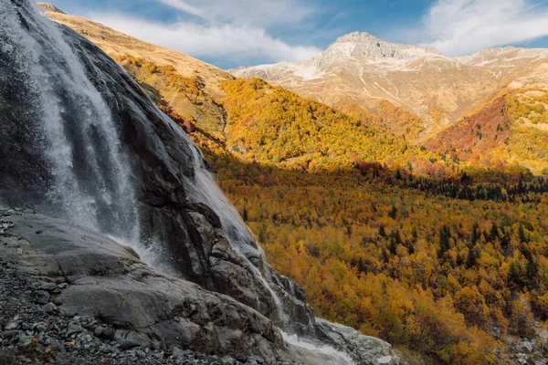 Водоспад Скелями Осінніми Деревами Горах — стокове фото